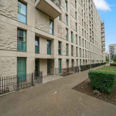 Amazing 2 Bedroom Flat In E20 London Exterior photo