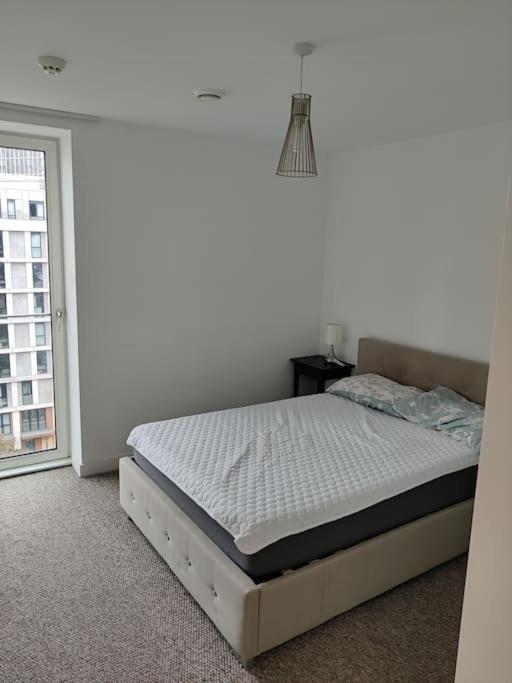 Amazing 2 Bedroom Flat In E20 London Exterior photo